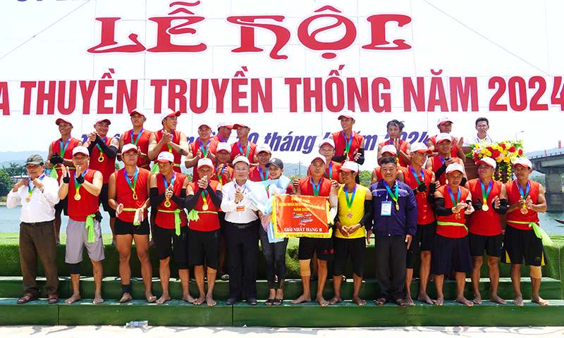 Xã Kim Hóa vô địch hạng A giải đua thuyền truyền thống trên sông Gianh