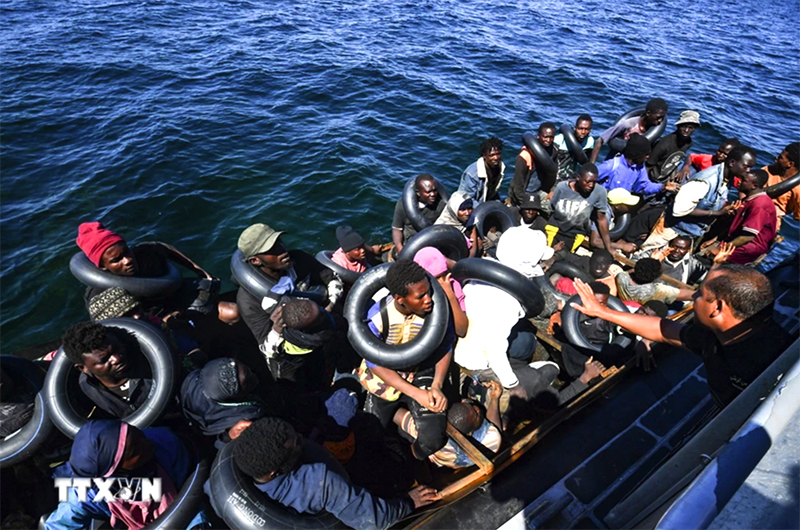 Vấn đề người di cư: Pháp giải cứu 66 người tại Eo biển Manche