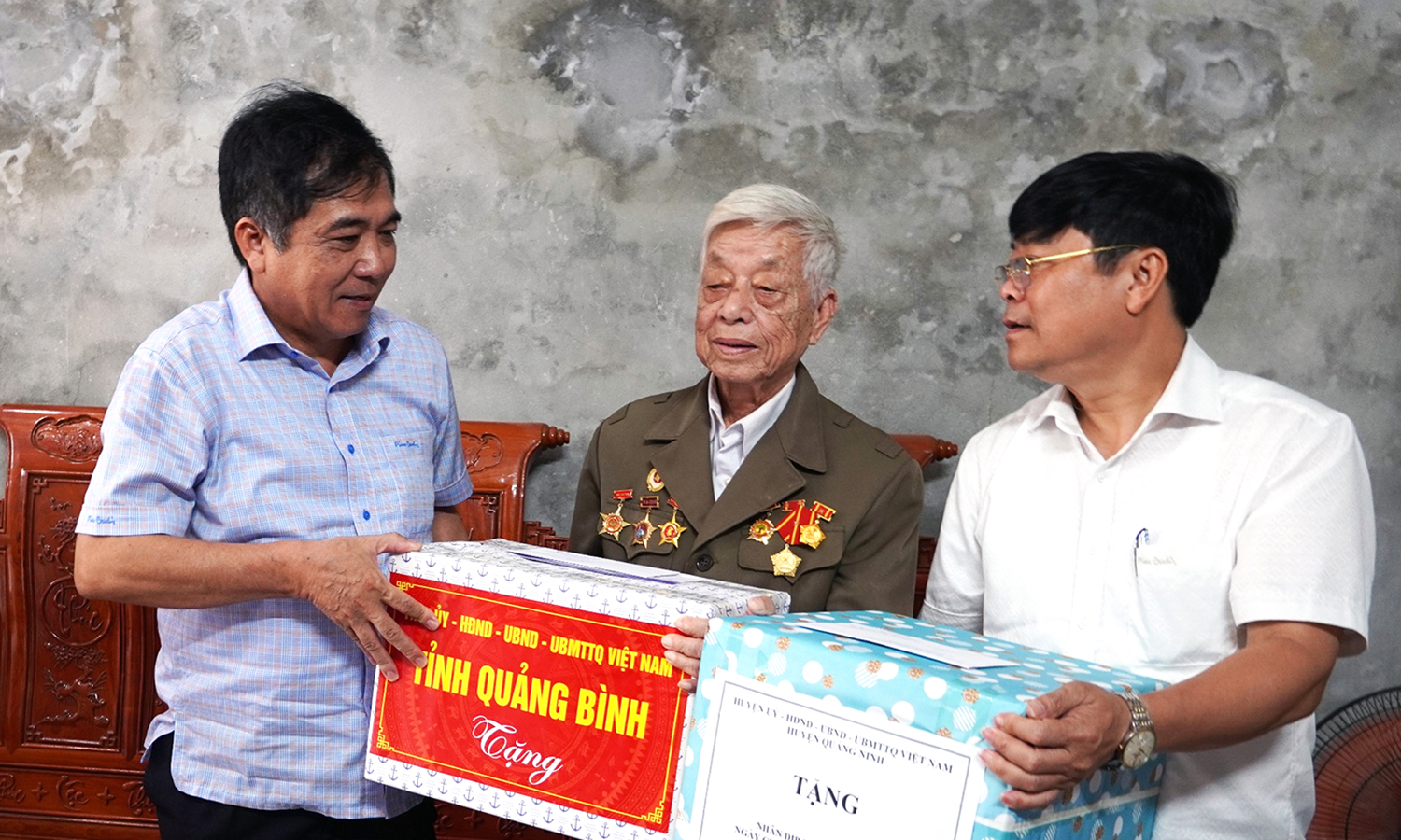 Đồng chí Phó Chủ tịch Thường trực UBND tỉnh thăm, tặng quà gia đình chiến sĩ Điện Biên
