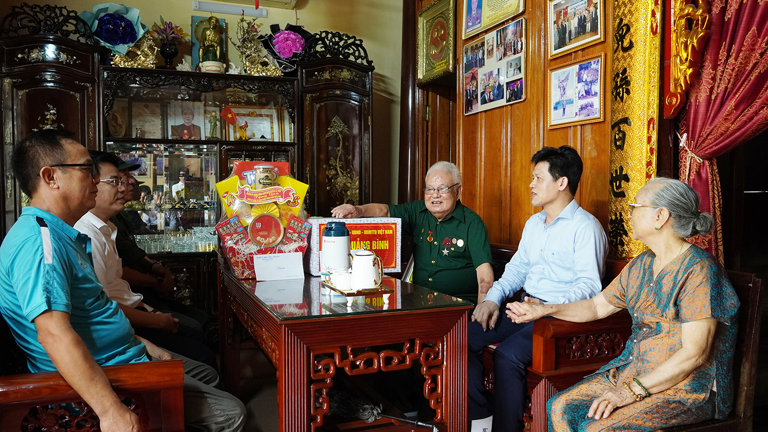 Đồng chí Chủ nhiệm Ủy ban Kiểm tra Tỉnh ủy thăm, tặng quà gia đình chiến sĩ Điện Biên