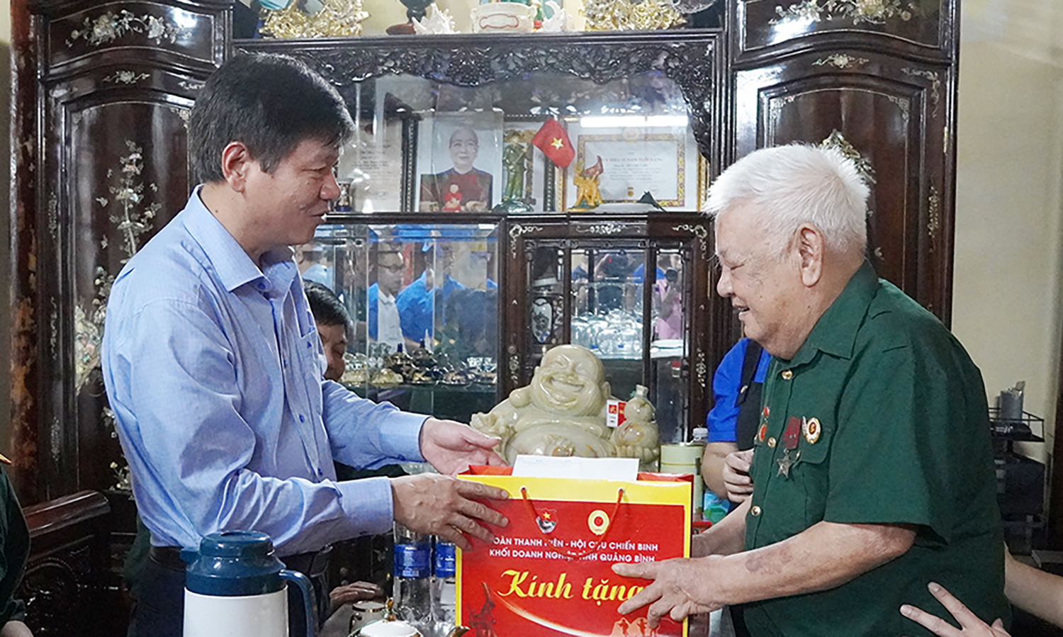 Đoàn Khối Doanh nghiệp tỉnh: Thăm, tặng quà gia đình chiến sĩ Điện Biên